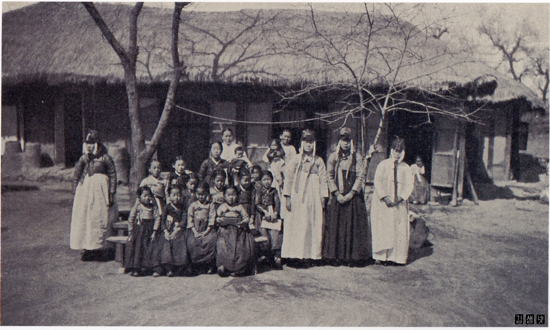 1912년_군기동초가교사의_학생들과_여인들_cr.jpg