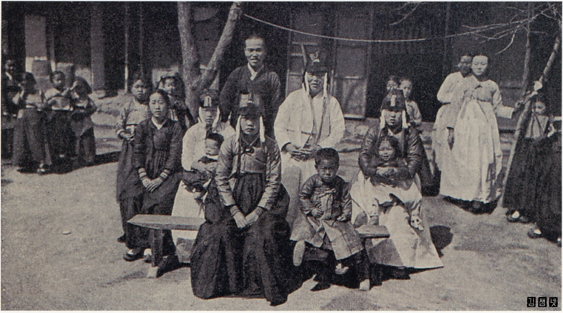 1912년_수원의개신교가족_cr.jpg
