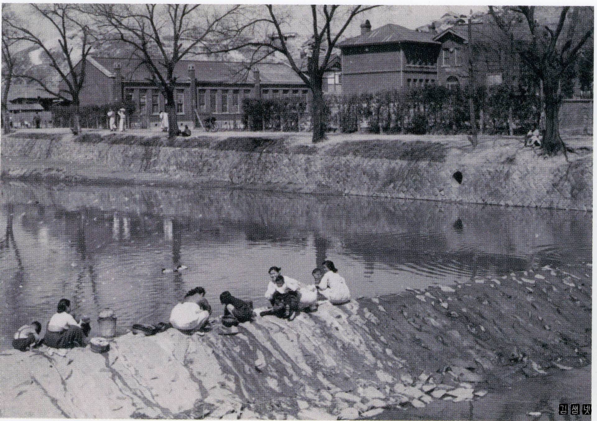 1950년대초반_멀리_매향학교보임_수원천변에서 빨래하는 여인들_cr.jpg